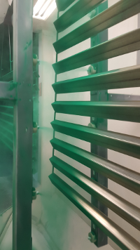 Pulverbeschichtung – grüne Lamellen